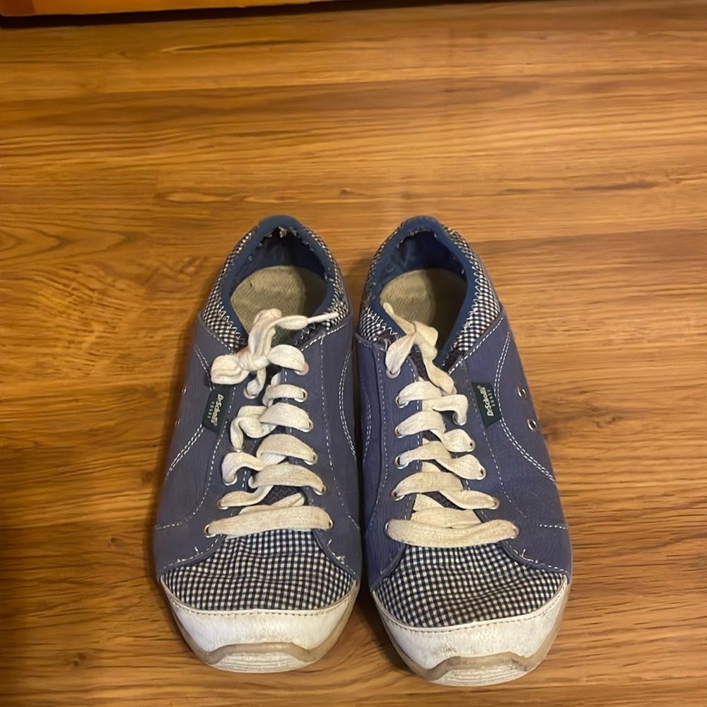 Dr. Scholls women’s blue sneakers, size 7.